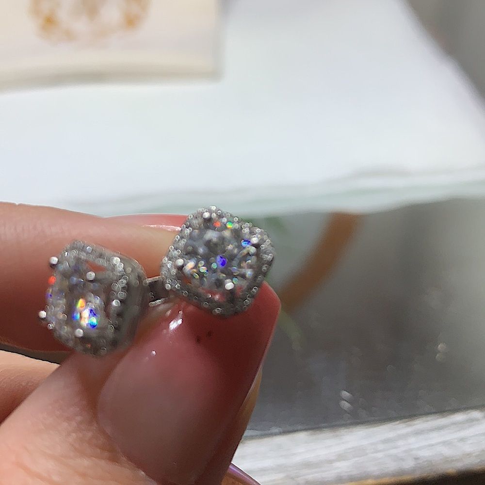 Square halo round brilliant diamond earrings - Picture 7 of 12